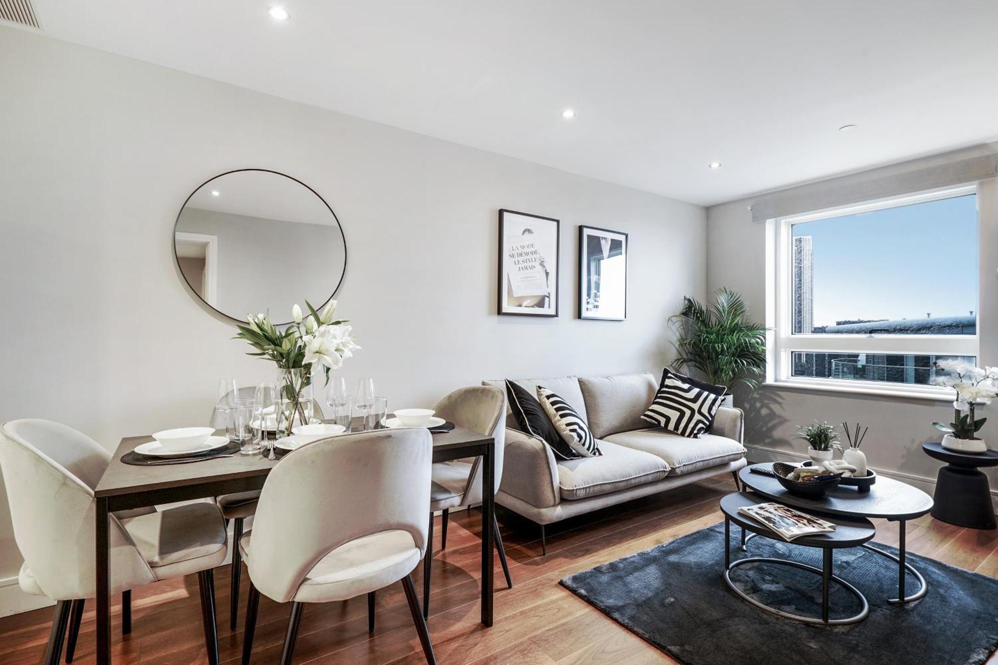 Apartment Stunning 2 Bed, 2 Bath High Rise Minutes From Canary Wharf *