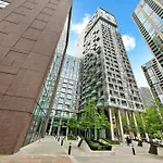 Stunning 2 Bed, 2 Bath High Rise Property Minutes From Canary Wharf