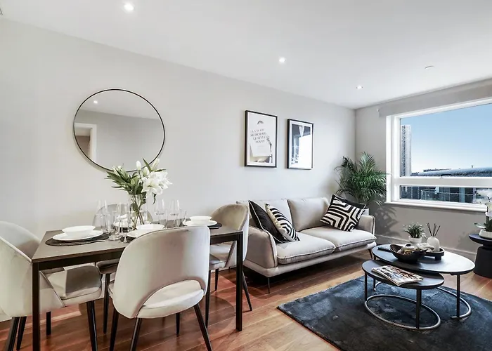 Stunning 2 Bed, 2 Bath High Rise Property Minutes From Canary Wharf