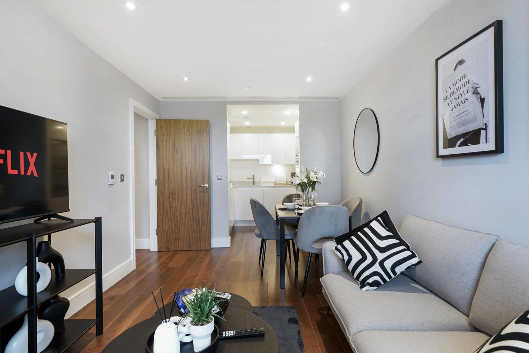 Apartment Stunning 2 Bed, 2 Bath High Rise Minutes From Canary Wharf London